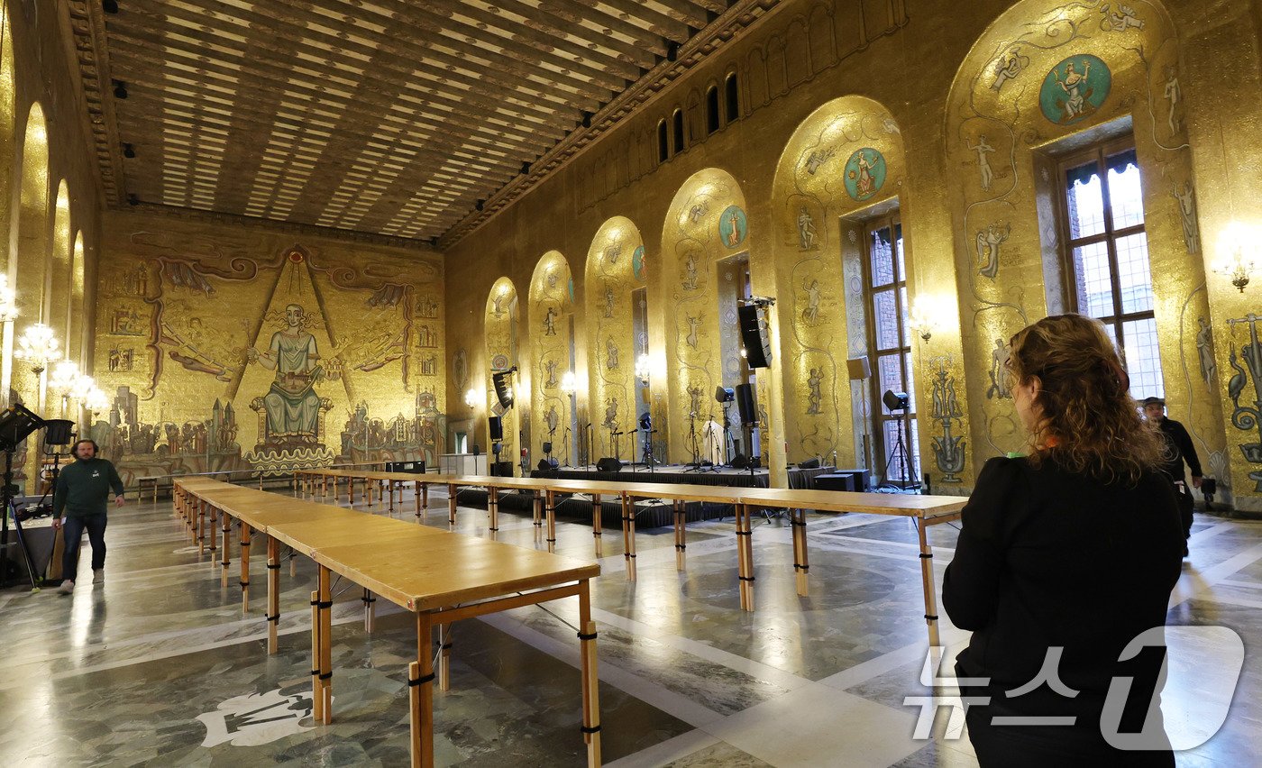 본문 이미지 - 8일&#40;현지시간&#41; 스웨덴 스톡홀름 시청사 2층 골든홀에서 관계자들이 2024 노벨상 시상식 연회 준비를 위해 바쁘게 움직이고 있다. 이곳은 ‘블루홀’에서 만찬이 한창일 때 부엌에서 요리한 음식을 잠시 두는 대기 공간으로 쓰일 예정이다. 만찬이 끝나면 무도회장 겸 ‘애프터 파티’ 장소로 탈바꿈한다. 2024.12.9/뉴스1 ⓒ News1 박지혜 기자