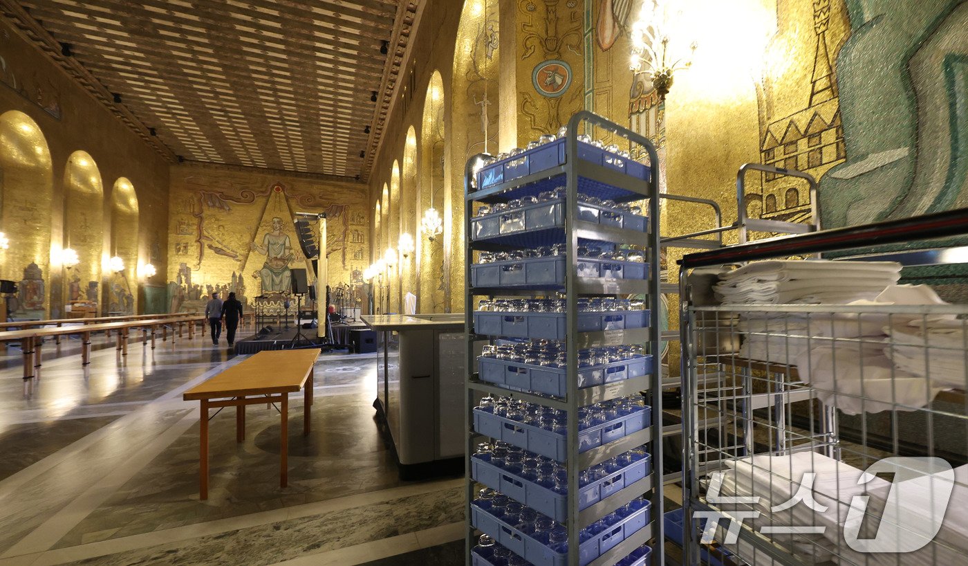 본문 이미지 - 8일&#40;현지시간&#41; 스웨덴 스톡홀름 시청사 2층 골든홀에 2024 노벨상 시상식 만찬 행사때 사용될 컵들이 준비돼 있다. 2024.12.9/뉴스1 ⓒ News1 박지혜 기자