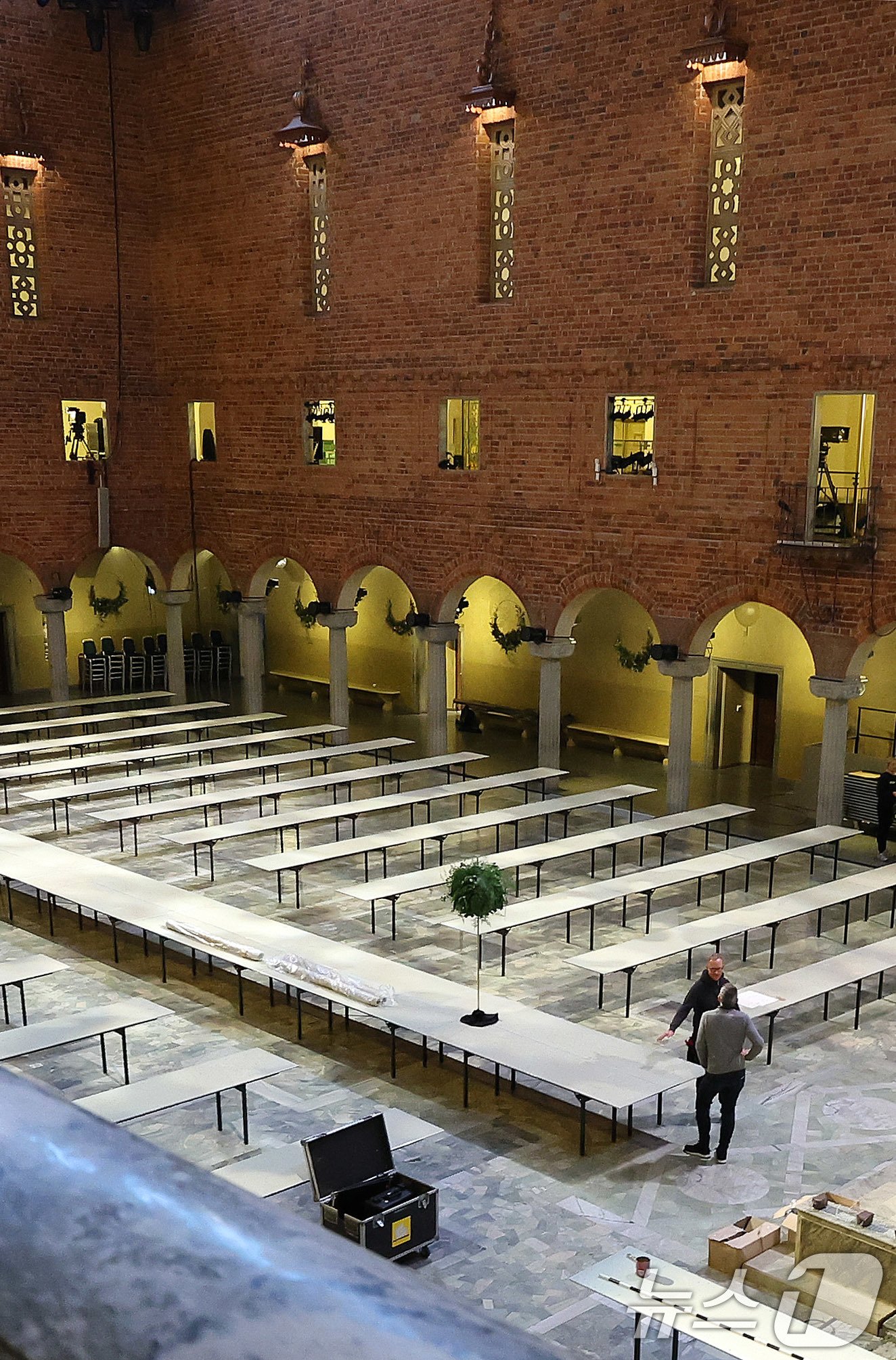 본문 이미지 - 8일&#40;현지시간&#41; 스웨덴 스톡홀름 시청사 블루홀이 2024 노벨상 시상식 만찬 연회 준비로 분주한 모습이다. 2024.12.9/뉴스1 ⓒ News1 박지혜 기자