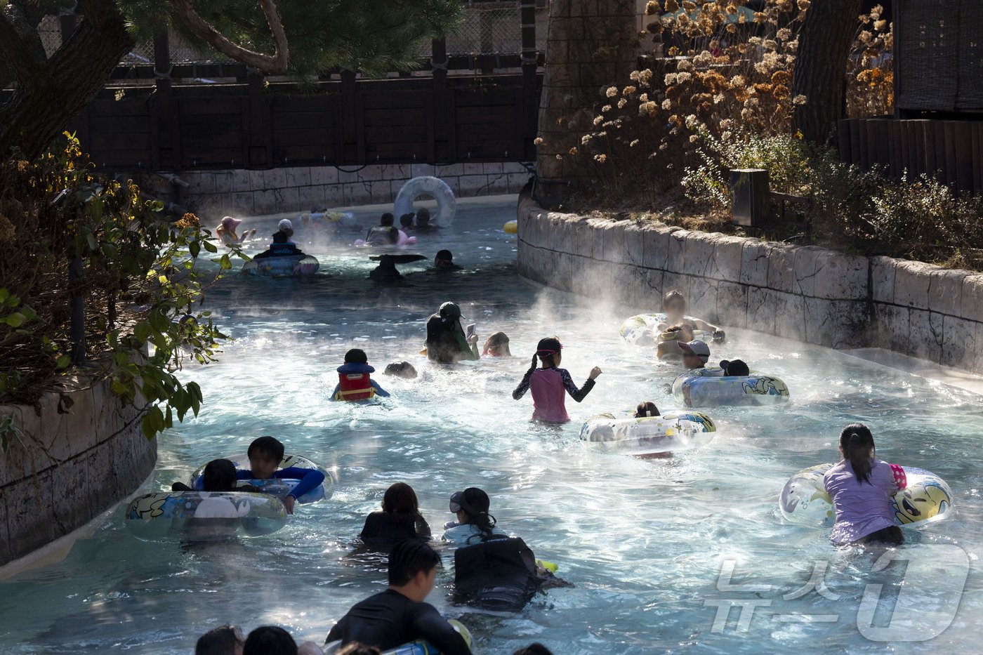 본문 이미지 - 유수풀에서 겨울 온천을 즐기는 사람들(캐리비안베이 제공)
