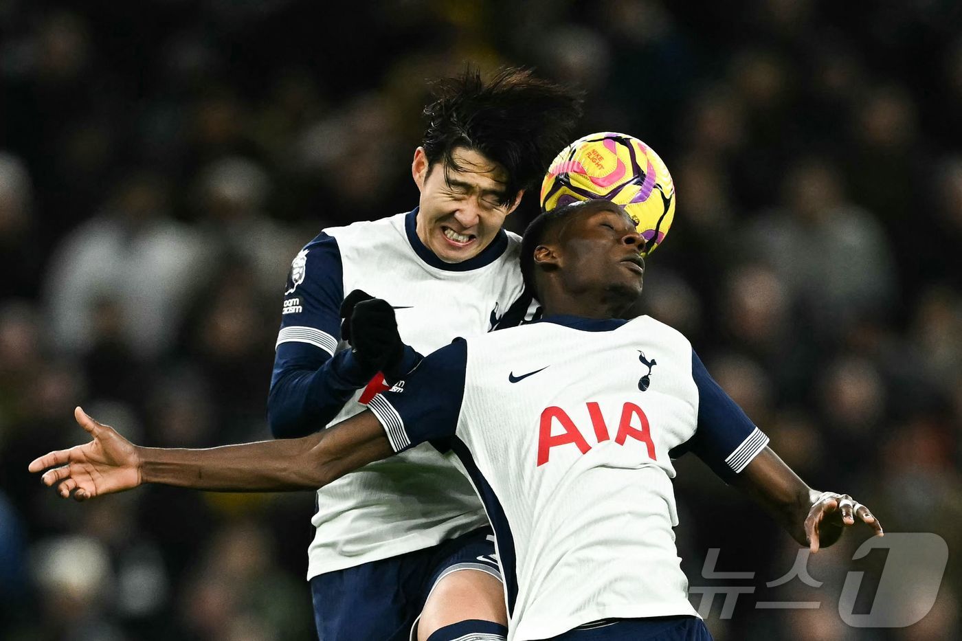 (런던 AFP=뉴스1) 우동명 기자 = 토트넘의 손흥민이 8일(현지시간) 런던의 토트넘 홋스퍼 스타디움에서 열린 EPL 첼시와 경기 중 공중 볼을 잡으려다 동료 파페 사르와 충돌을 …