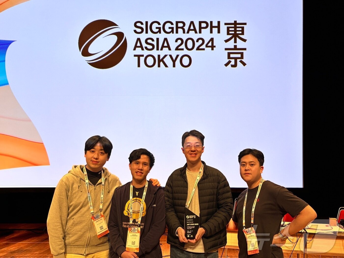 본문 이미지 - 왼쪽부터 KAIST 윤준우 석사과정, 시리폰 수티와나 석사과정, 이준협 연구교수, 이승준 석사과정이 기념촬영을 하고 있다.(KAIST 제공)/뉴스1