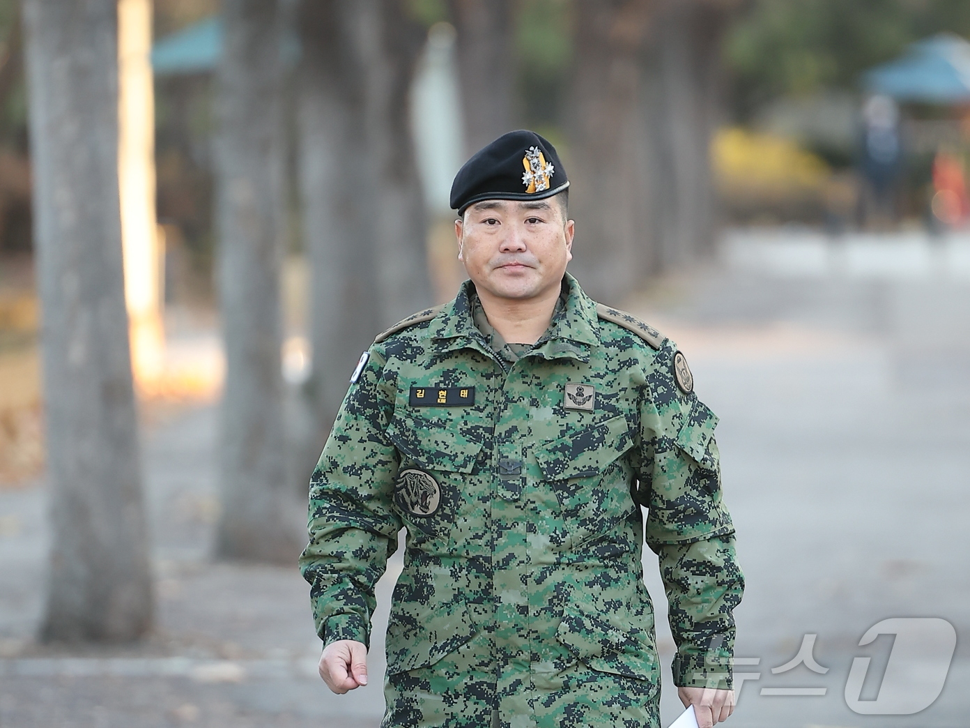 (서울=뉴스1) 김진환 기자 = 김현태 특전사 제707특수임무단 단장이 9일 오전 서울 용산구 국방부 전쟁기념관 앞으로 기자회견을 위해 걸어오고 있다.앞서 국방부 검찰단은 지난 6 …