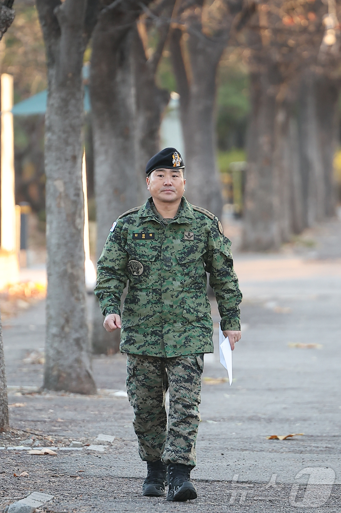 (서울=뉴스1) 김진환 기자 = 김현태 특전사 제707특수임무단 단장이 9일 오전 서울 용산구 국방부 전쟁기념관 앞으로 기자회견을 위해 걸어오고 있다.앞서 국방부 검찰단은 지난 6 …