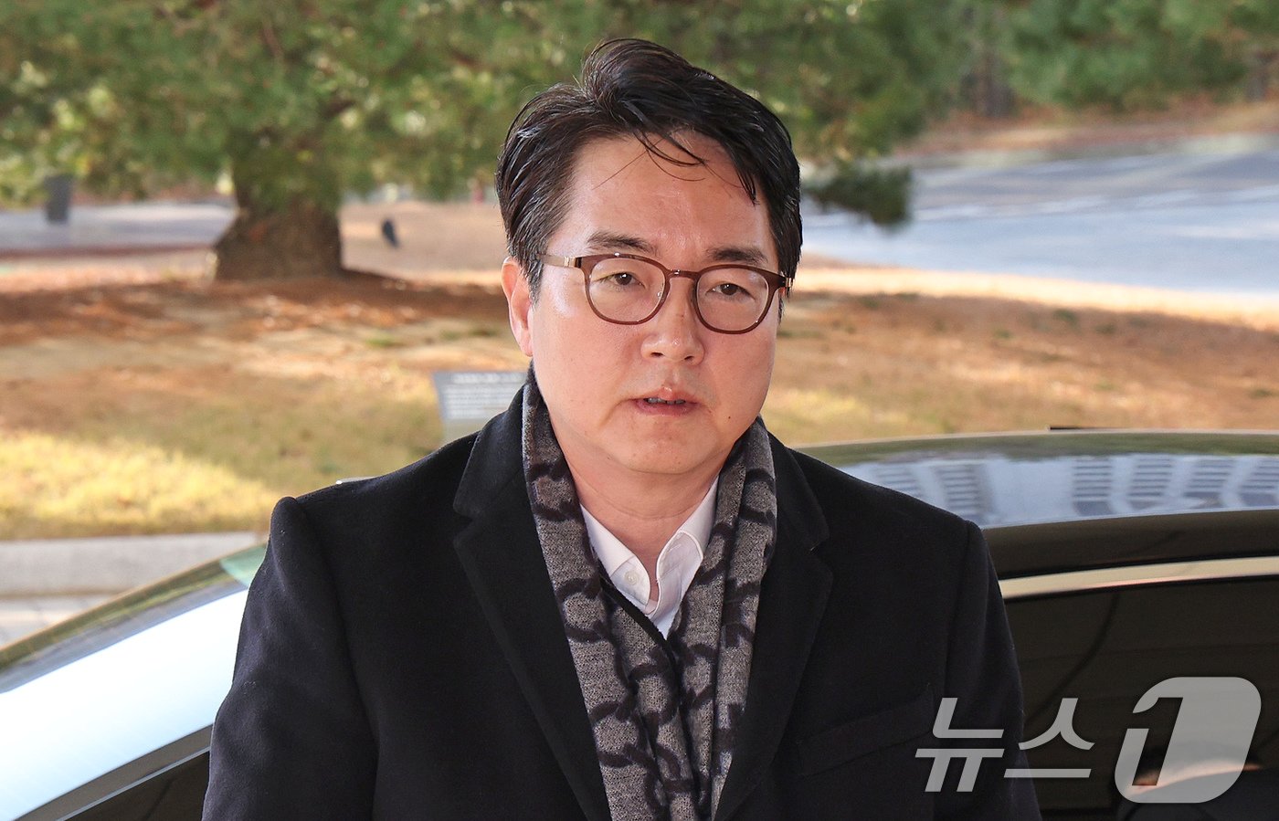 본문 이미지 - 심우정 검찰총장이 9일 오전 서울 서초구 대검찰청으로 출근하고 있다. 검찰은 12·3 비상계엄 사태와 관련해 합동수사본부를 꾸려 내란 혐의를 받는 김용현 전 국방부 장관 등 피의자에 대한 수사를 진행 중이다. 2024.12.9/뉴스1 ⓒ News1 장수영 기자