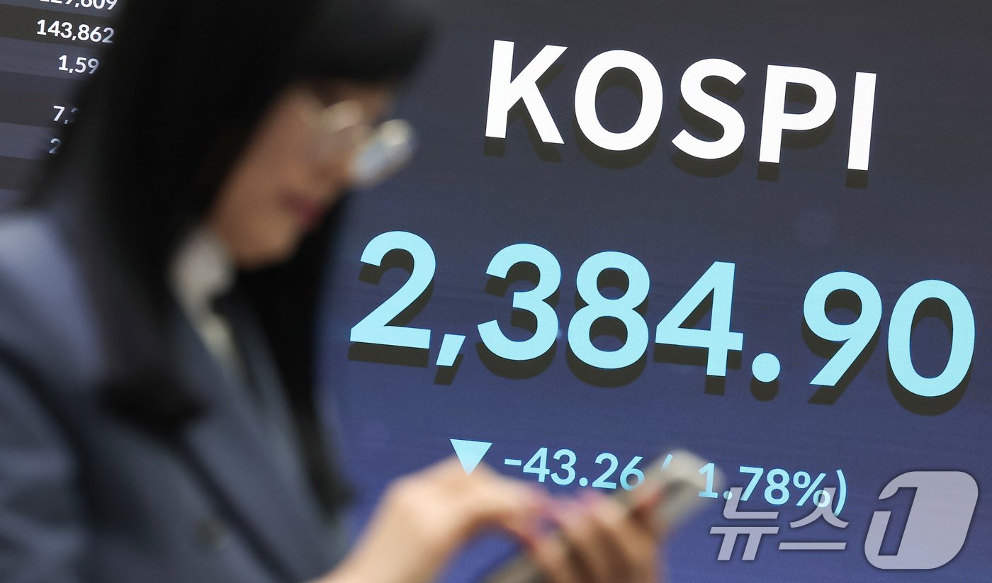 본문 이미지 - 주식투자자들에게 올 한해는 최악으로 기록될 것이다. 주요국 증시가 대부분 상승했지만 코스피만 나홀로 추락했기 때문이다. 금융투자소득세를 폐지하고 기업 밸류업 프로그램에 나섰지만 역부족이었다.  개인투자자들은 한국 증시를 떠나 수익 률이 높은 미국으로 일본으로 , &#39;피난 투자&#39;에 나서며 씁쓸한 해를 보냈다.  /뉴스1