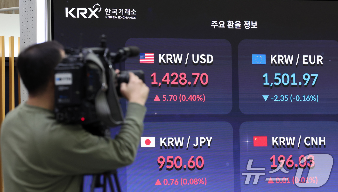 (서울=뉴스1) 김성진 기자 = 윤석열 대통령에 대한 국회의 탄핵소추안 표결이 불발된 이후 첫 거래일인 9일 오전 서울 여의도 한국거래소 전광판에 주요 환율 정보가 표시되고 있다. …