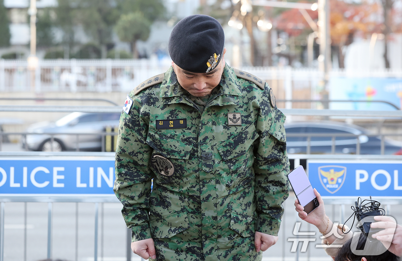 (서울=뉴스1) 김진환 기자 = 김현태 특전사 제707특수임무단 단장이 9일 오전 서울 용산구 국방부 전쟁기념관 앞에서 기자회견을 마친 뒤 고개 숙여 인사하고 있다.앞서 국방부 검 …