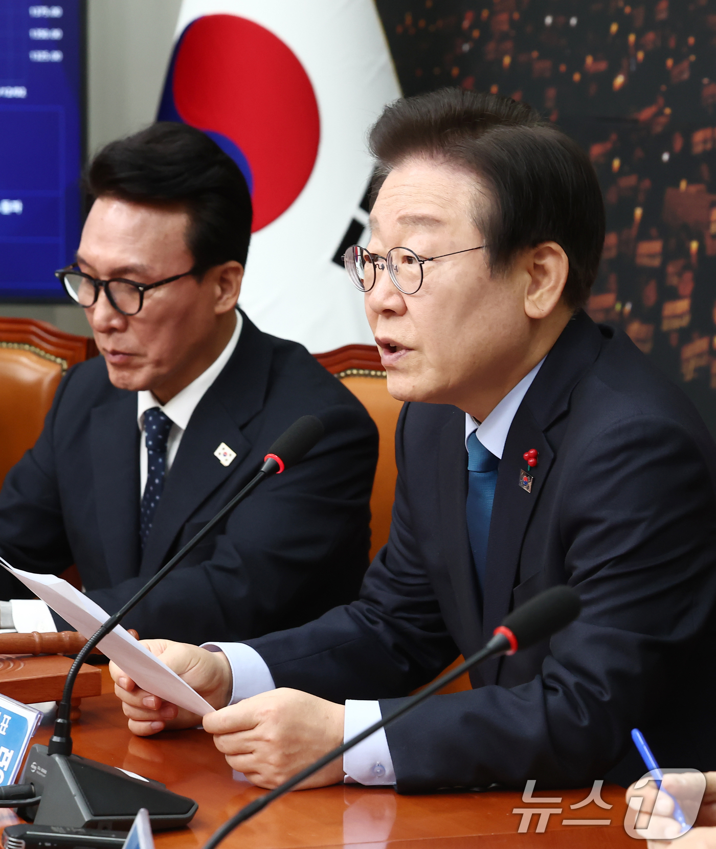 (서울=뉴스1) 김민지 기자 = 이재명 더불어민주당 대표가 9일 오전 서울 여의도 국회에서 열린 최고위원회의에서 모두 발언을 하고 있다. 2024.12.9/뉴스1