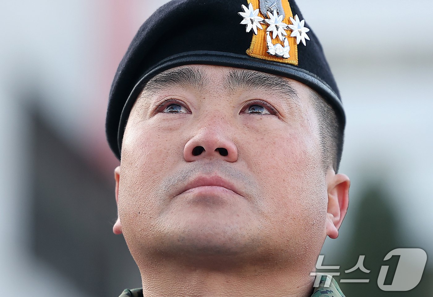 본문 이미지 - 김현태 특전사 제707특수임무단 단장이 9일 오전 서울 용산구 국방부 전쟁기념관 앞에서 기자회견을 하며 눈시울을 붉히고 있다. 앞서 국방부 검찰단은 지난 6일 비상계엄 관련 내란죄 등으로 고발되거나 연루된 현역 군인 10명에 대해 법무부에 긴급 출국금지를 신청했으며, 김 단장도 여기에 포함됐다. 2024.12.9/뉴스1 ⓒ News1 김진환 기자