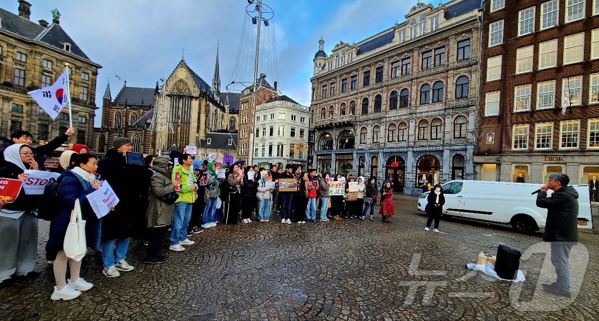 본문 이미지 - 7일&#40;현지시간&#41; 네덜란드 암스테르담 담광장에 한 한인이 마이크를 잡고 윤석열 대통령 탄핵을 촉구하고 있다. 2024.12.07/사진 제공 : 네덜란드 깨어있는 시민 모임