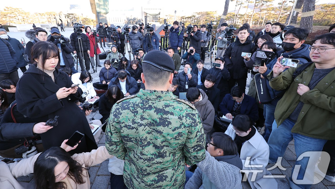 본문 이미지 - 김현태 특전사 제707특수임무단 단장이 9일 오전 서울 용산구 국방부 전쟁기념관 앞에서 기자회견을 하고 있다. 앞서 국방부 검찰단은 지난 6일 비상계엄 관련 내란죄 등으로 고발되거나 연루된 현역 군인 10명에 대해 법무부에 긴급 출국금지를 신청했으며, 김 단장도 여기에 포함됐다. 2024.12.9/뉴스1 ⓒ News1 김진환 기자