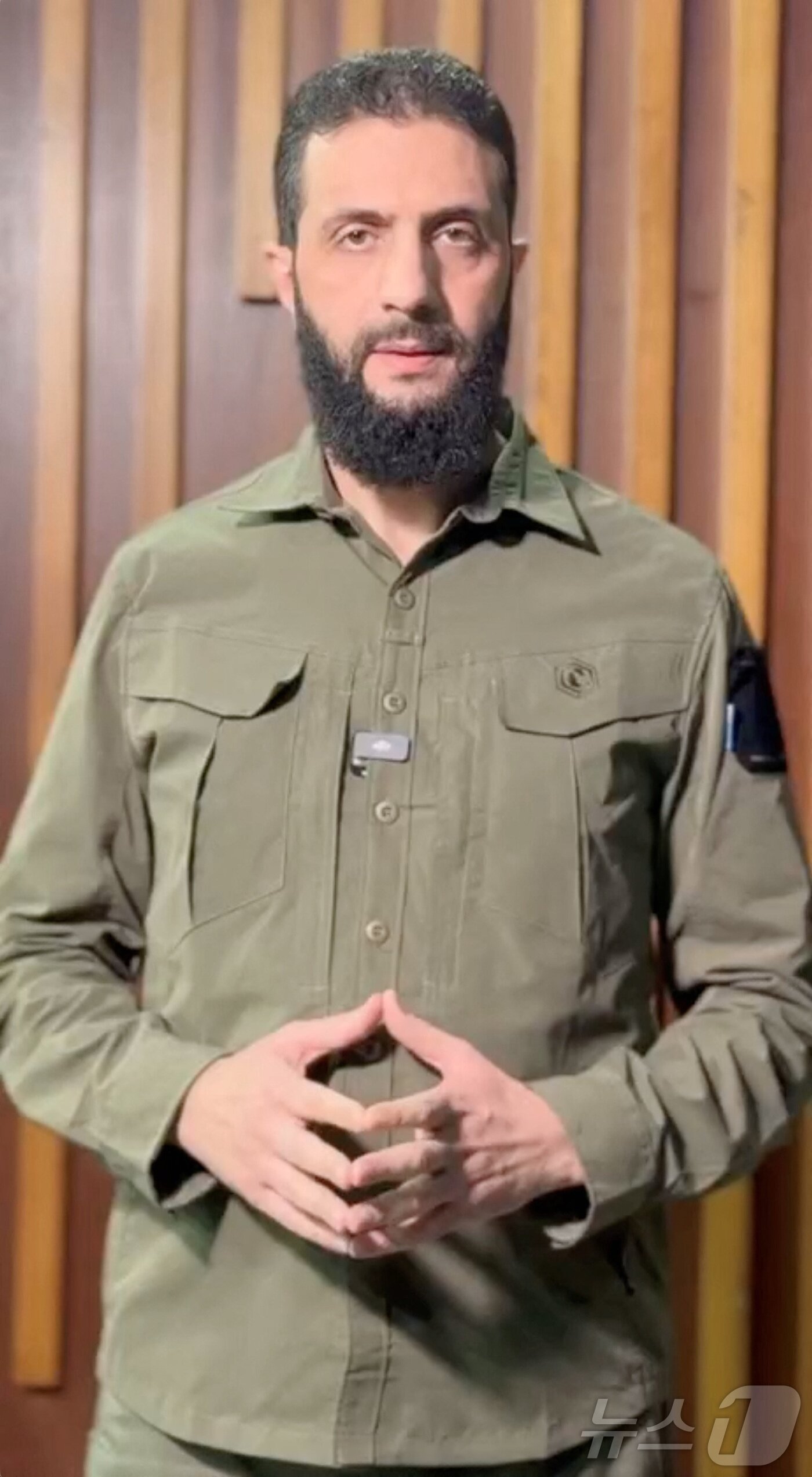 본문 이미지 - 8일&#40;현지시간&#41; 시리아 반군의 주축인 하야트타흐리트알샴&#40;HTS&#41;의 수장 아부 무함마드 알졸라니가 연설하고 있다. 2024.12.08/ ⓒ 로이터=뉴스1 ⓒ News1 박재하 기자