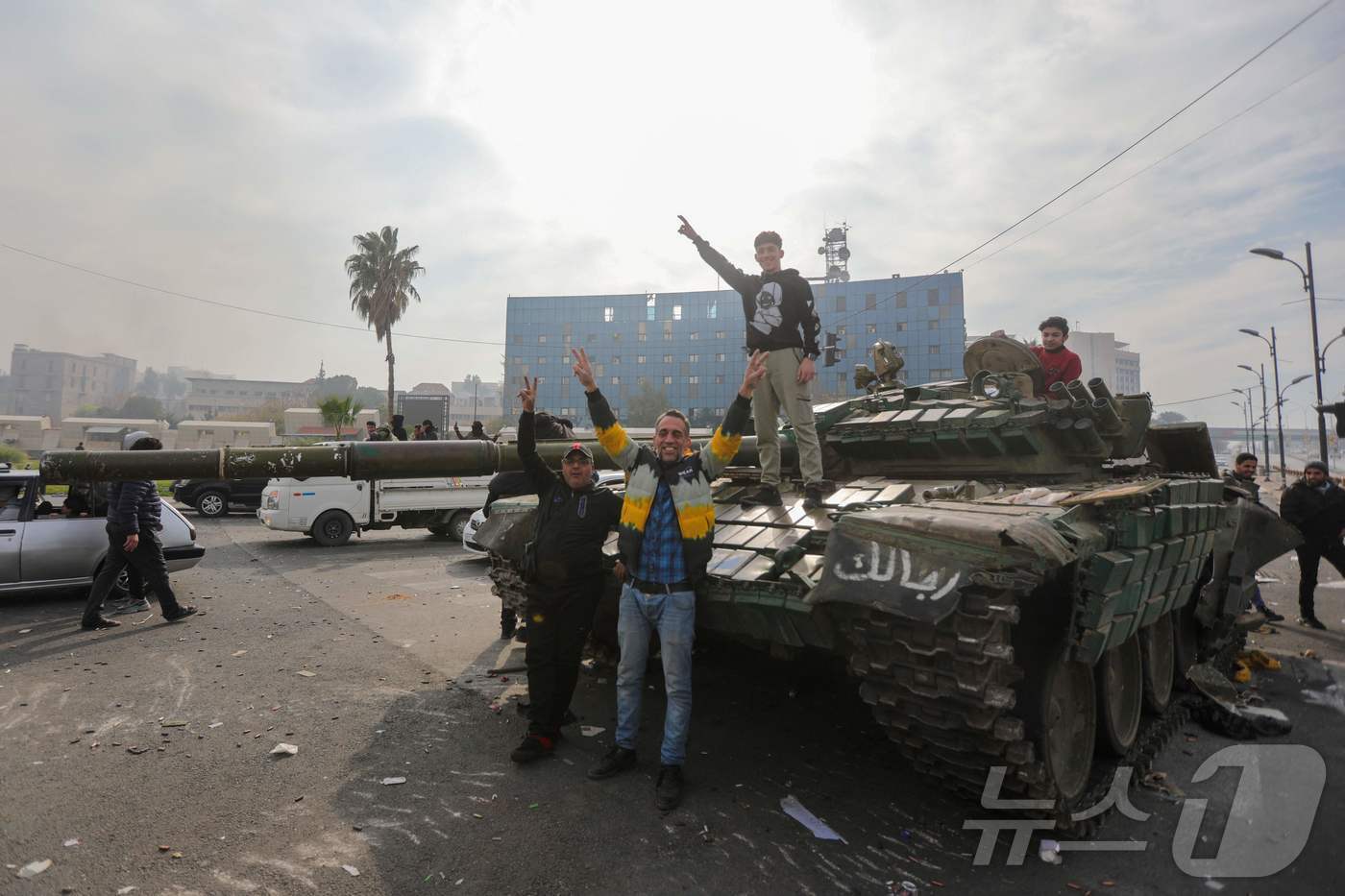 본문 이미지 - 8일&#40;현지시간&#41; 바샤르 알-아사드의 시리아 정부가 붕괴된 뒤 다마스쿠스 우마야드 광장에서 시민들이 장갑차 위에 올라 기뻐하고 있다. 2024.12.09 ⓒ AFP=뉴스1 ⓒ News1 우동명 기자