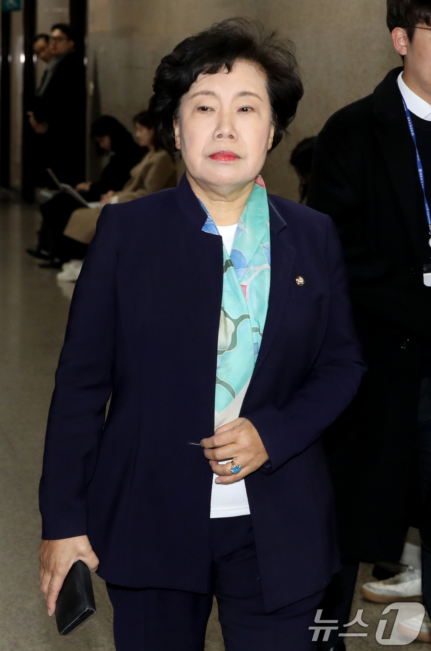 (서울=뉴스1) 이광호 기자 = 조배숙 국민의힘 의원이 9일 오전 서울 여의도 국회에서 윤석열 대통령 조기퇴진 및 비상 계엄 사태 수습 방안 등을 논의하기 위한 중진 의원 회동에 …