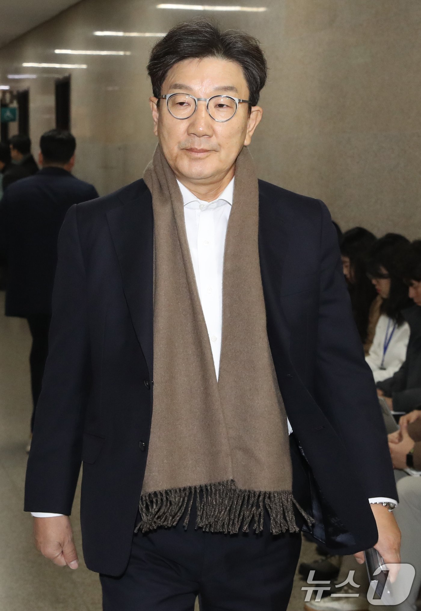 본문 이미지 - 권성동 국민의힘 의원이 9일 오전 서울 여의도 국회에서 윤석열 대통령 조기퇴진 및 비상 계엄 사태 수습 방안 등을 논의하기 위한 중진 의원 회동에 참석하고 있다. 2024.12.9/뉴스1 ⓒ News1 이광호 기자