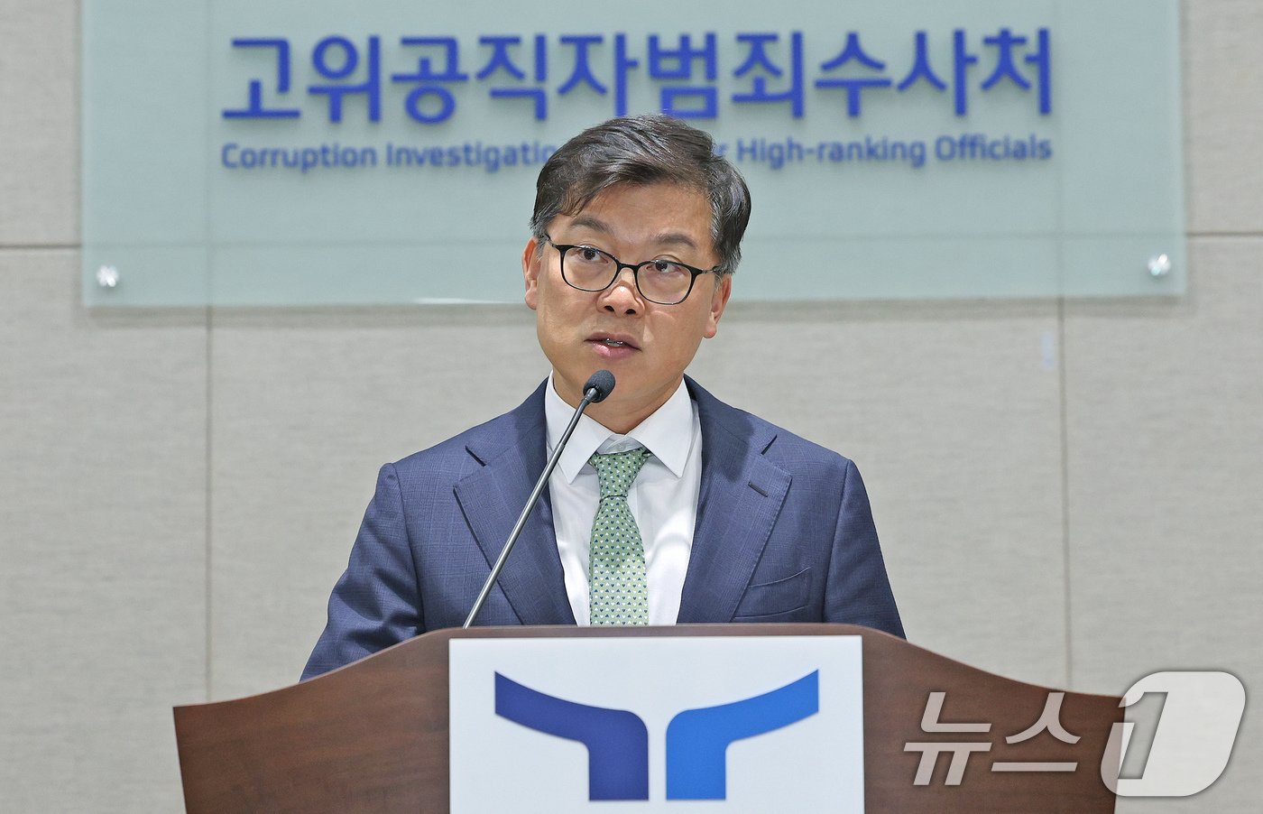 본문 이미지 - 이재승 고위공직자범죄수사처 차장이 9일 오전 정부과천청사 공수처에서 검찰 및 경찰 측에 윤석열 대통령의 비상계엄 사태와 관련한 사건 이첩을 요청하고 있다. 2024.12.9/뉴스1 ⓒ News1 장수영 기자