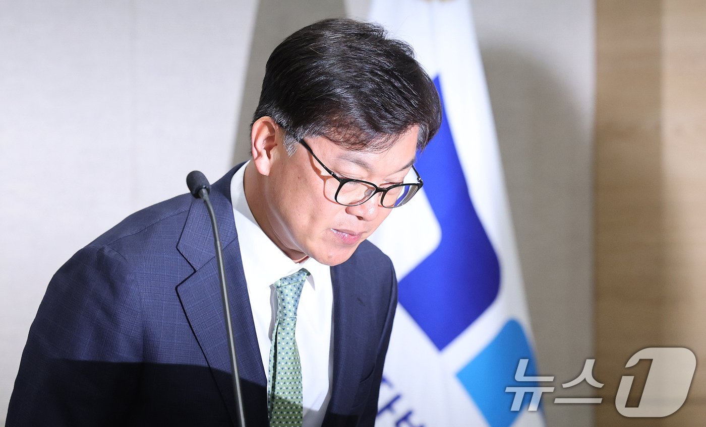 본문 이미지 - 이재승 고위공직자범죄수사처 차장이 9일 오전 정부과천청사 공수처에서 검찰 및 경찰 측에게 윤석열 대통령의 비상계엄 사태와 관련한 사건 이첩을 요청하기 위한 브리핑을 하기 앞서 인사하고 있다. 2024.12.9/뉴스1 ⓒ News1 장수영 기자