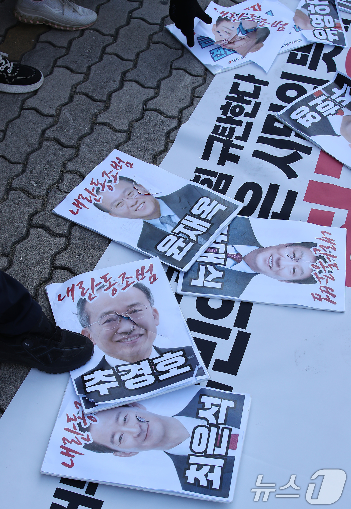 (대구=뉴스1) 공정식 기자 = 윤석열퇴진 대구시국회의 참가자들이 9일 오전 대구 수성구 범어동 국민의힘 대구경북 당사 앞에서 '탄핵표결 거부, 내란동조 국민의힘 규탄' 기자회견을 …