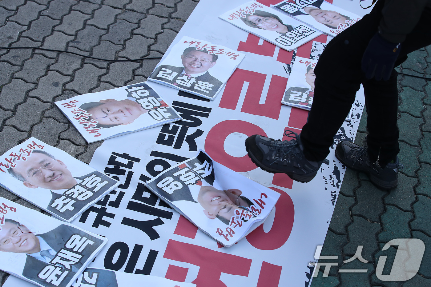 (대구=뉴스1) 공정식 기자 = 윤석열퇴진 대구시국회의 참가자들이 9일 오전 대구 수성구 범어동 국민의힘 대구경북 당사 앞에서 '탄핵표결 거부, 내란동조 국민의힘 규탄' 기자회견을 …