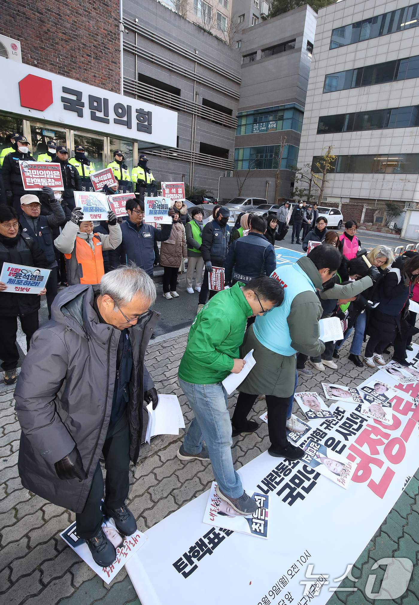 (대구=뉴스1) 공정식 기자 = 윤석열퇴진 대구시국회의 참가자들이 9일 오전 대구 수성구 범어동 국민의힘 대구경북 당사 앞에서 '탄핵표결 거부, 내란동조 국민의힘 규탄' 기자회견을 …