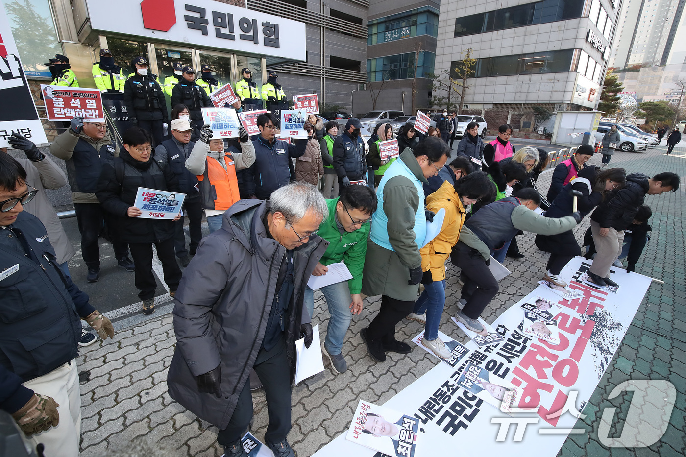 (대구=뉴스1) 공정식 기자 = 윤석열퇴진 대구시국회의 참가자들이 9일 오전 대구 수성구 범어동 국민의힘 대구경북 당사 앞에서 '탄핵표결 거부, 내란동조 국민의힘 규탄' 기자회견을 …
