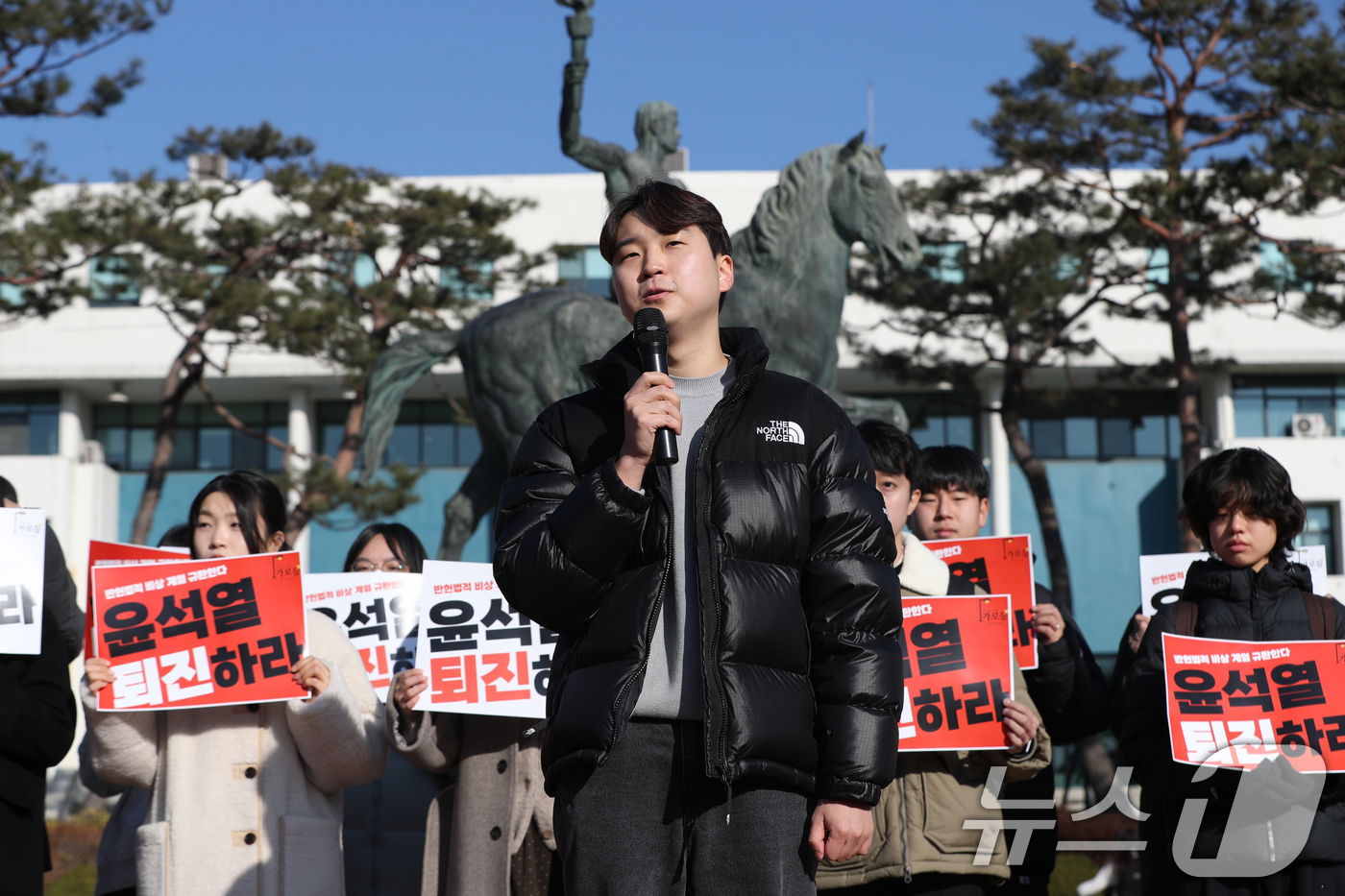 (수원=뉴스1) 김영운 기자 = 9일 오전 경기 수원시 영통구 아주대학교에서 재학생들이 윤석열 대통령 퇴진 촉구 시국선언을 하고 있다. 2024.12.9/뉴스1