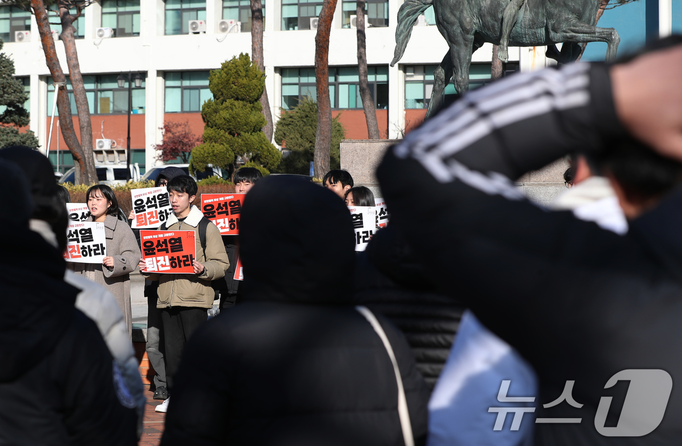 (수원=뉴스1) 김영운 기자 = 9일 오전 경기 수원시 영통구 아주대학교에서 재학생들이 윤석열 대통령 퇴진 촉구 시국선언을 하고 있다. 2024.12.9/뉴스1