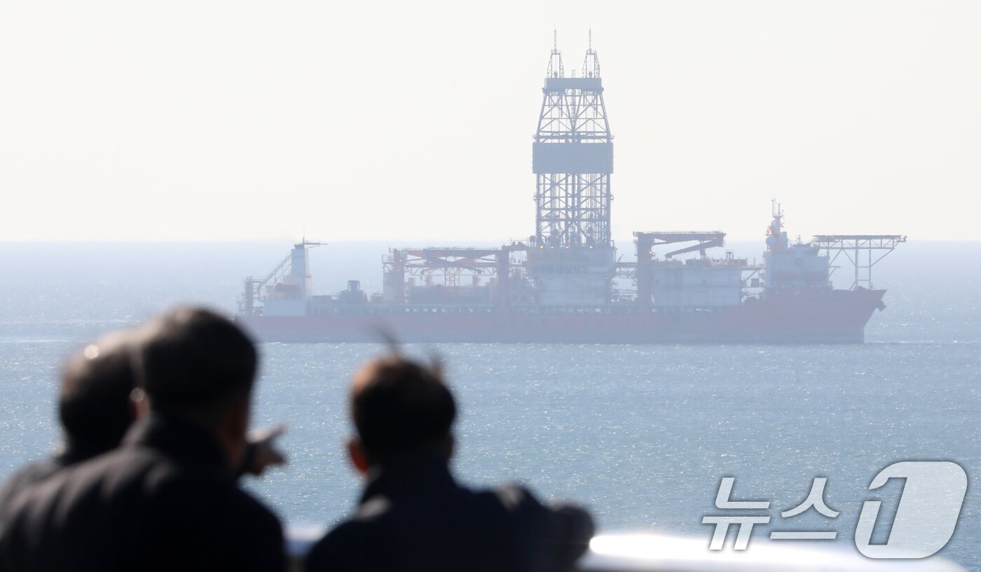 본문 이미지 - 동해심해 가스전 유망구조에 석유·가스가 묻혀 있는지를 확인할 시추선 '웨스트 카펠라'호가 9일 오전 부산 남외항에 입항해 있다. 2024.12.9 ⓒ 뉴스1 윤일지 기자