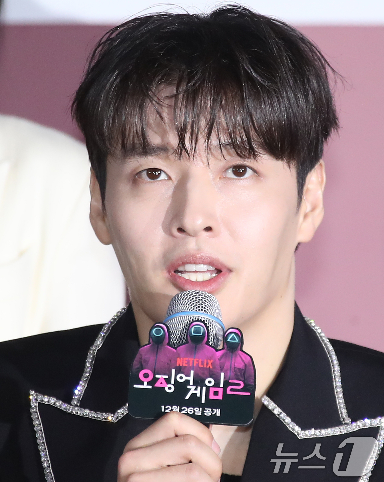 (서울=뉴스1) 권현진 기자 = 배우 강하늘이 9일 서울 중구 동대문디자인플라자(DDP)에서 열린 넷플릭스 오리지널 시리즈 '오징어 게임' 시즌2 제작발표회에서 인사말을 하고 있다 …