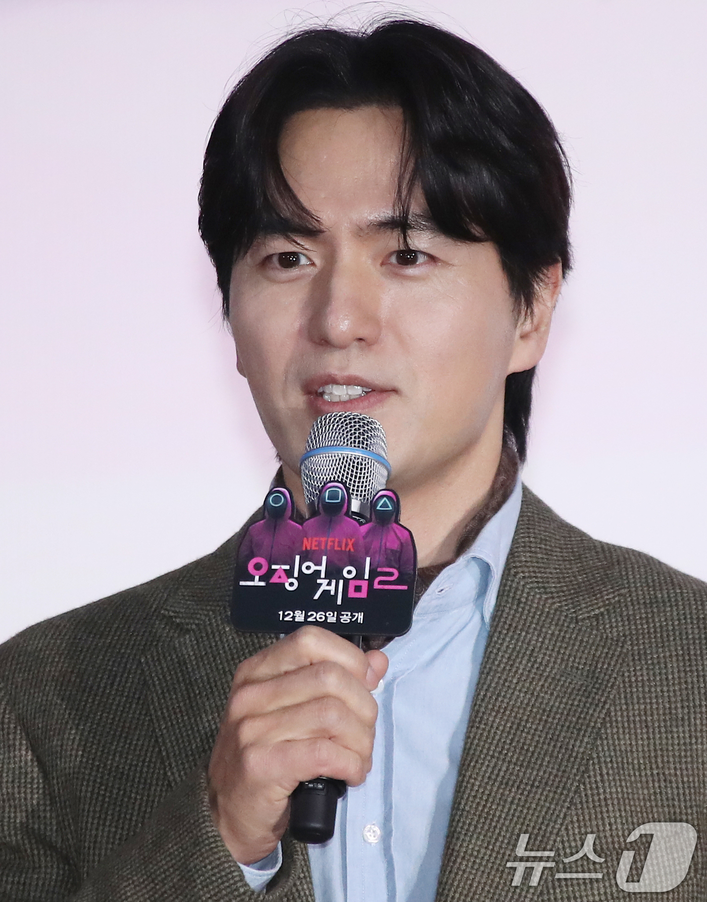 (서울=뉴스1) 권현진 기자 = 배우 이진욱이 9일 서울 중구 동대문디자인플라자(DDP)에서 열린 넷플릭스 오리지널 시리즈 '오징어 게임' 시즌2 제작발표회에서 인사말을 하고 있다 …