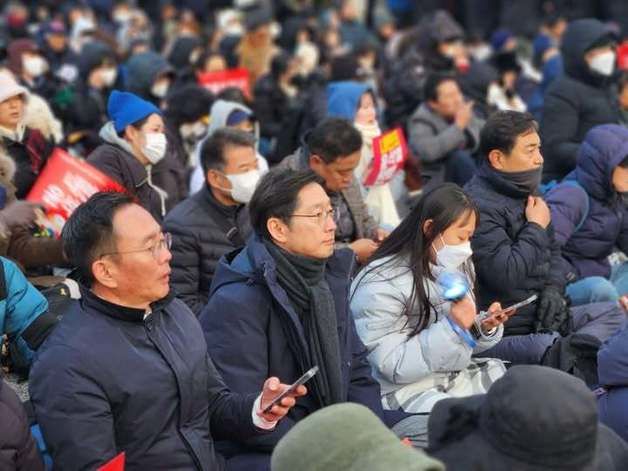 목소리 내는 김경수 "대통령 권력, 주고받는 물건 아냐"…尹韓韓 싸잡아 비난"