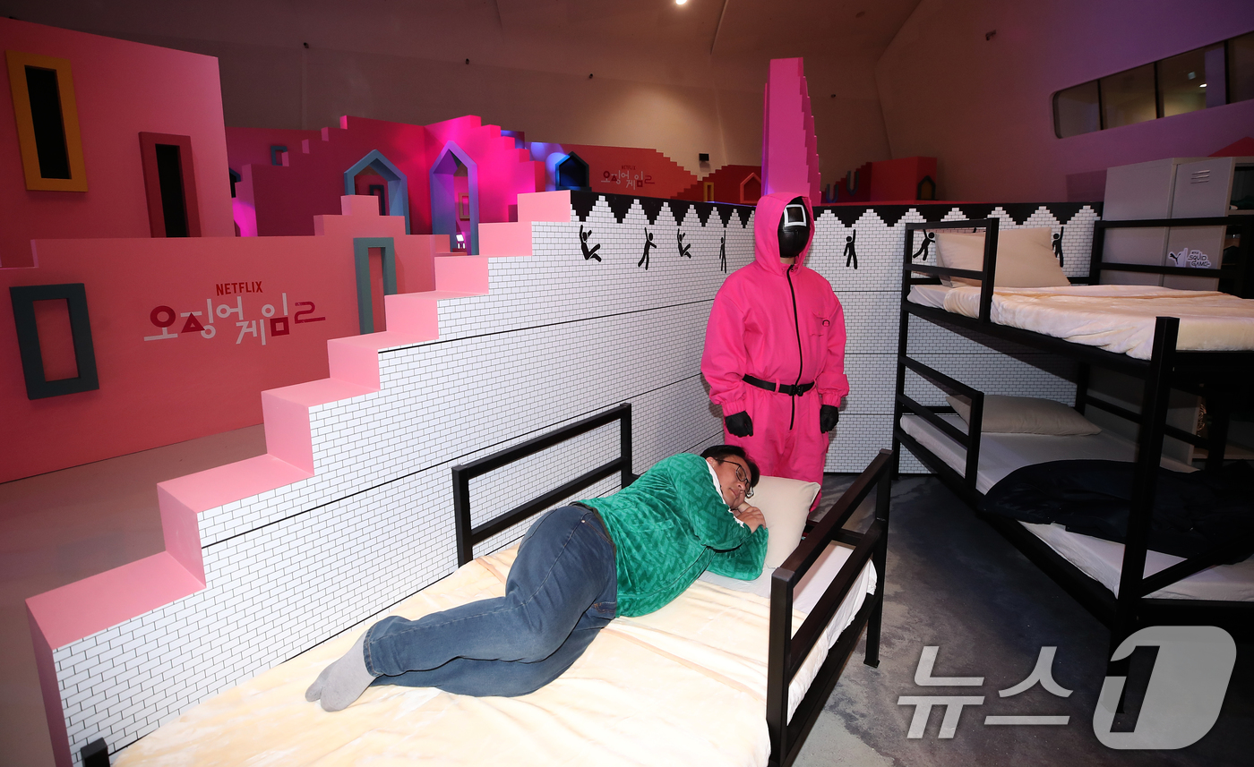 (서울=뉴스1) 권현진 기자 = 9일 오전 서울 중구 동대문디자인플라자(DDP)에 마련된 넷플릭스 시리즈 '오징어 게임' 시즌2 체험존에서 취재진이 전시를 체험하고 있다. 2024 …