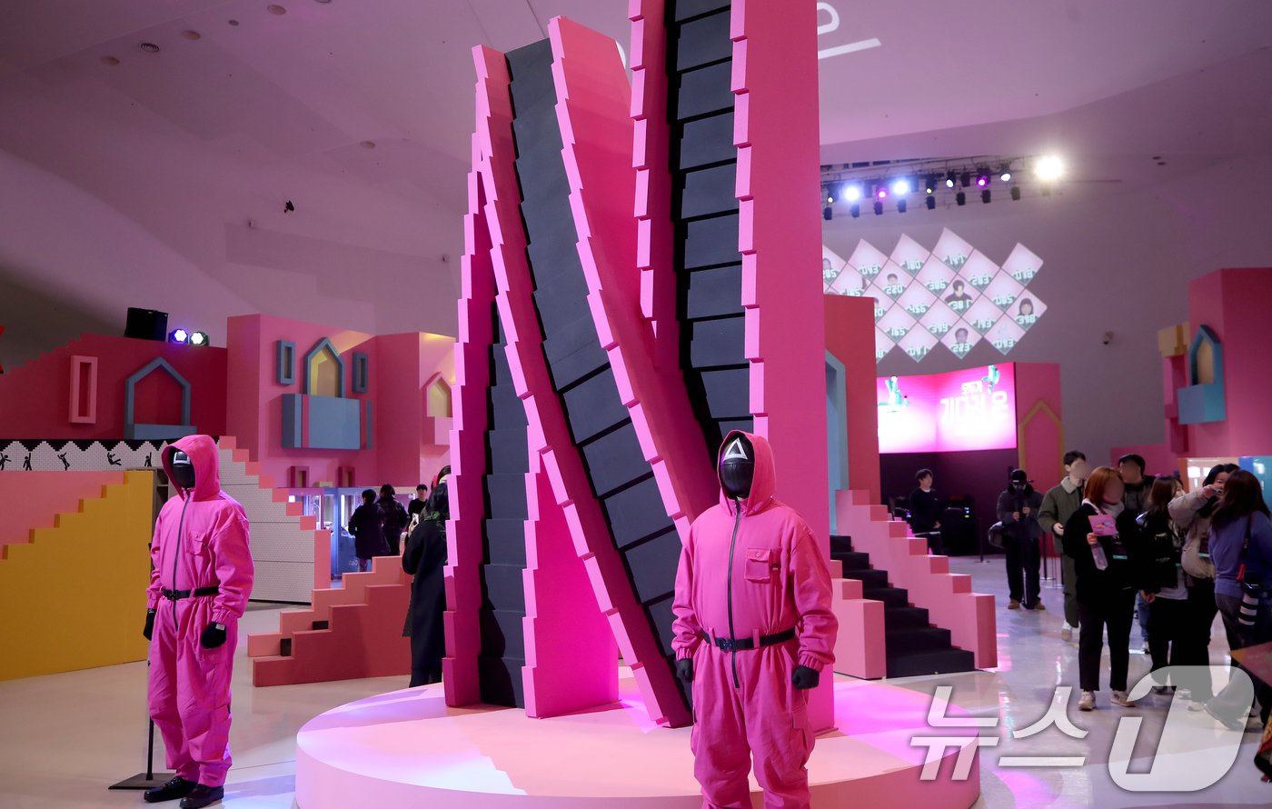 본문 이미지 - 9일 오전 서울 중구 동대문디자인플라자(DDP)에 마련된 넷플릭스 시리즈 '오징어 게임' 시즌2 체험존에서 취재진이 전시장을 둘러보고 있다. 2024.12.9/뉴스1 ⓒ News1 권현진 기자