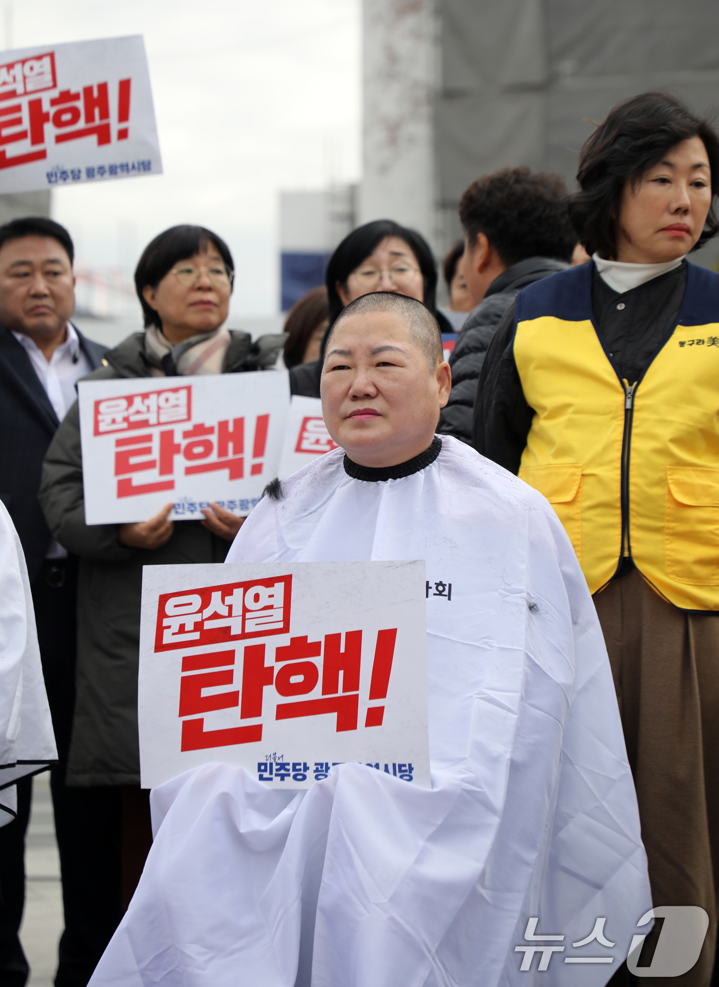 (광주=뉴스1) 이수민 기자 = 더불어민주당 김영순 광주 북구 의원 등 광주 지방의원들이 9일 오후 동구 5·18민주광장에서 '12·3 내란 주범 윤석열 탄핵 즉각 구속 촉구' 성 …