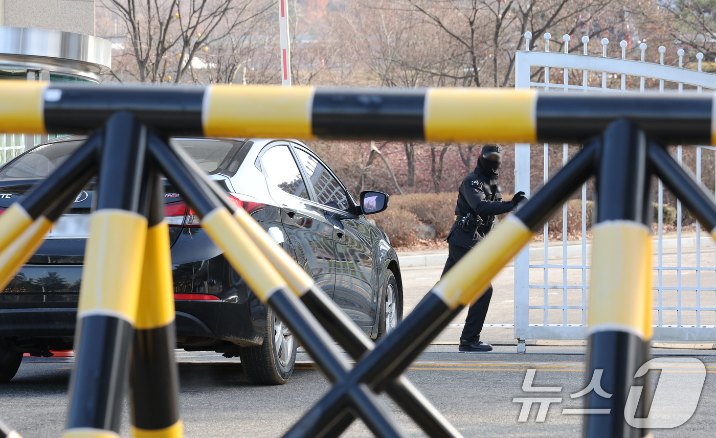 (과천=뉴스1) 장수영 기자 = '12·3 비상계엄' 사태를 수사 중인 검찰 비상계엄 특별수사본부가 국군 방첩사령부를 압수수색 중인 것으로 알려진 9일 오후 경기 과천에 위치한 방 …