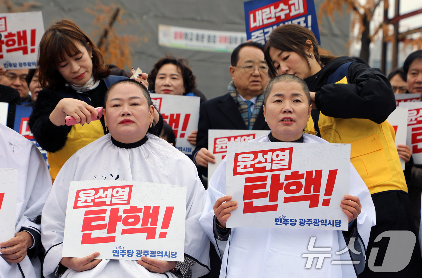 (광주=뉴스1) 이수민 기자 = 더불어민주당 문선화 광주 동구의원(왼쪽)과 오영순 광주 남구의원(오른쪽) 등 광주 지방의원들이 9일 오후 동구 5·18민주광장에서 '12·3 내란 …