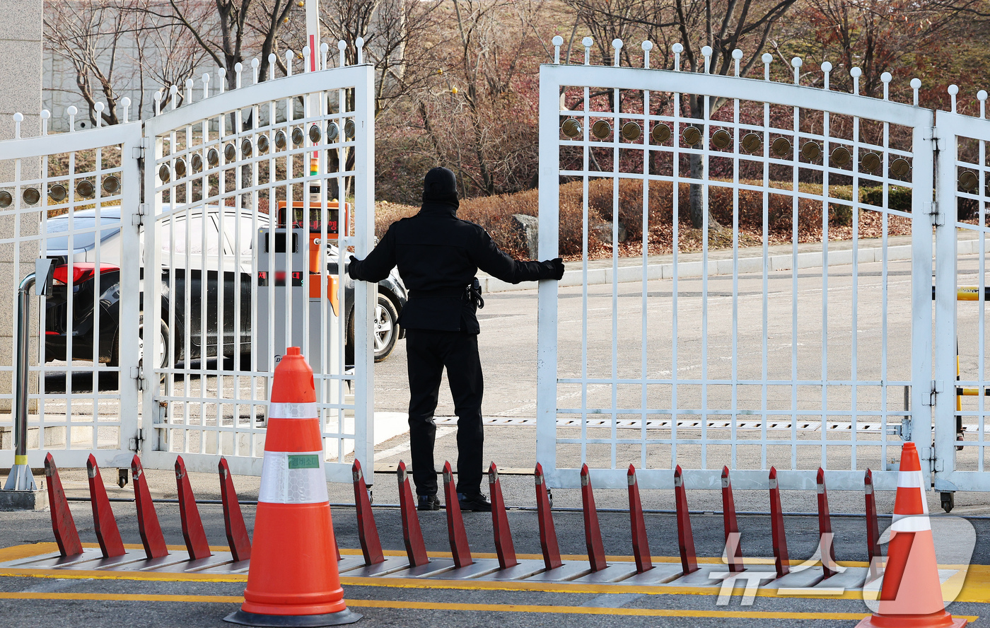 (과천=뉴스1) 장수영 기자 = '12·3 비상계엄' 사태를 수사 중인 검찰 비상계엄 특별수사본부가 국군 방첩사령부를 압수수색 중인 것으로 알려진 9일 오후 경기 과천에 위치한 방 …