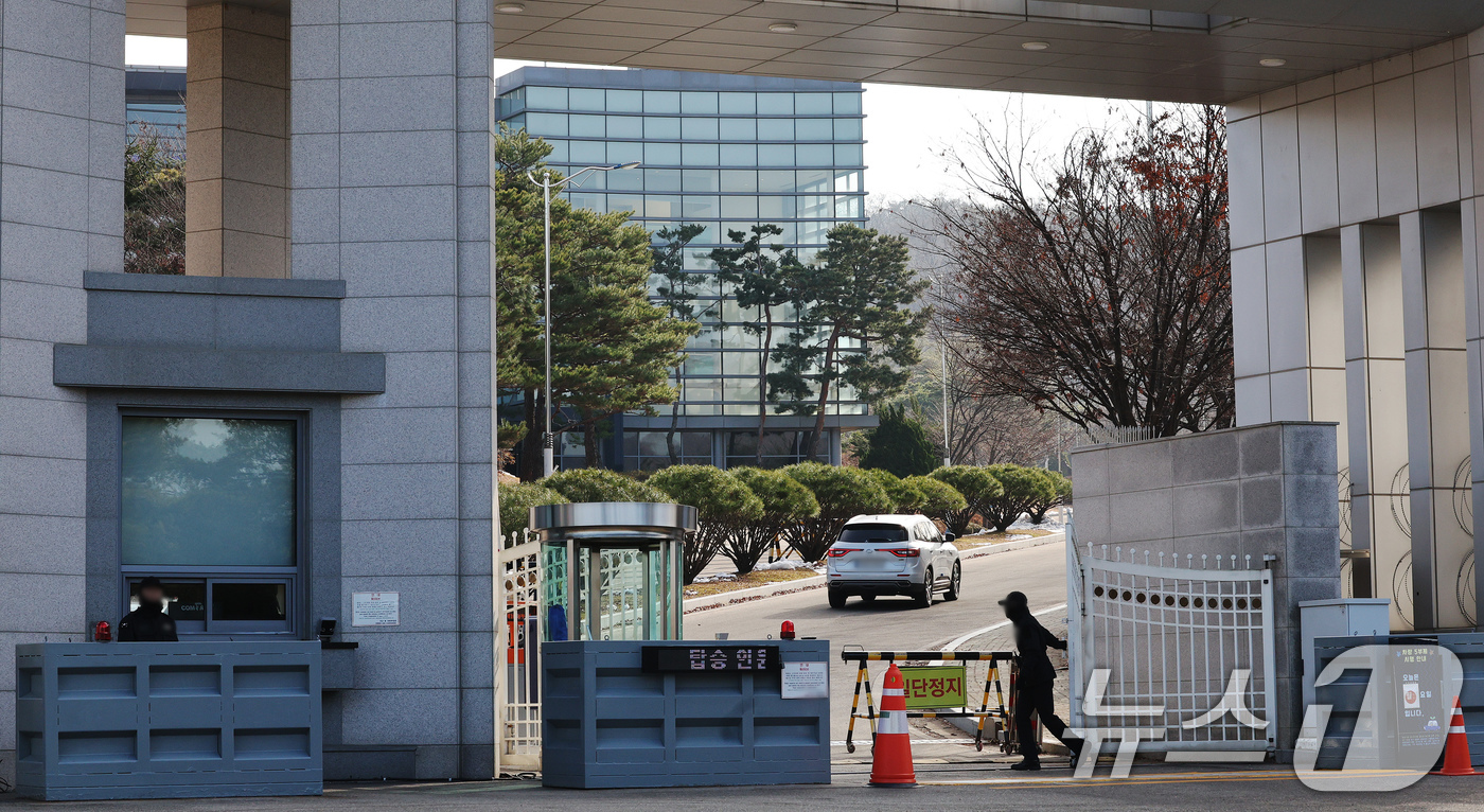 (과천=뉴스1) 장수영 기자 = '12·3 비상계엄' 사태를 수사 중인 검찰 비상계엄 특별수사본부가 국군 방첩사령부를 압수수색 중인 것으로 알려진 9일 오후 경기 과천에 위치한 방 …