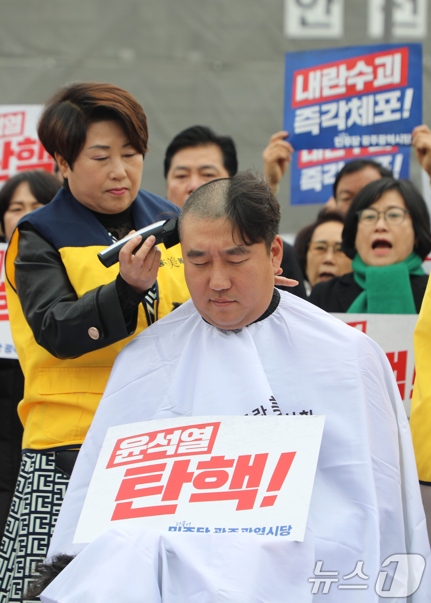 (광주=뉴스1) 이수민 기자 = 더불어민주당 안형주 광주 서구의원 등 광주 지방의원들이 9일 오후 동구 5·18민주광장에서 '12·3 내란 주범 윤석열 탄핵 즉각 구속 촉구' 성명 …