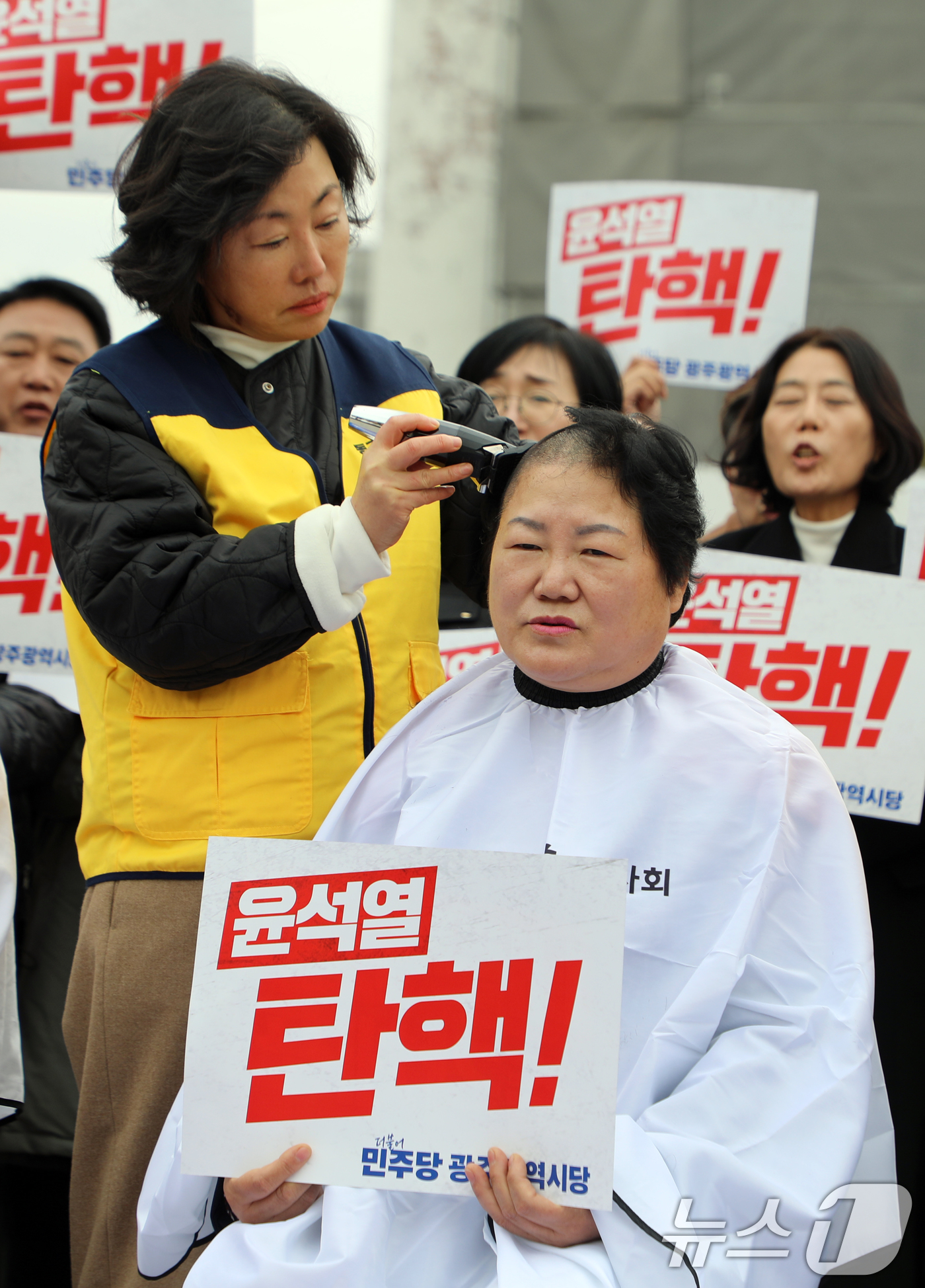 (광주=뉴스1) 이수민 기자 = 더불어민주당 김영순 광주 북구의원 등 광주 지방의원들이 9일 오후 동구 5·18민주광장에서 '12·3 내란 주범 윤석열 탄핵 즉각 구속 촉구' 성명 …