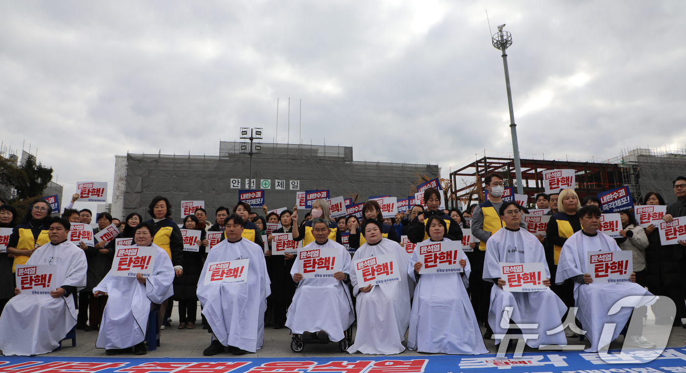 (광주=뉴스1) 이수민 기자 = 더불어민주당 광주 지방의원들이 9일 오후 동구 5·18민주광장에서 '12·3 내란 주범 윤석열 탄핵 즉각 구속 촉구' 성명문을 발표한 뒤 삭발식에 …