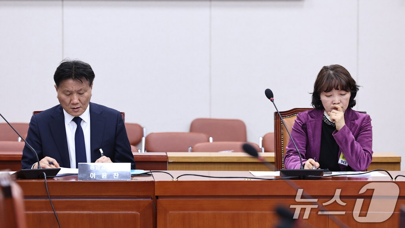 본문 이미지 - 충암고등학교 이윤찬 교장(왼쪽)과 오세현 학부모회 회장이 9일 오후 서울 여의도 국회에서 열린 교육위원회 전체회의에 출석 자리하고 있다. 2024.12.9/뉴스1 ⓒ News1 구윤성 기자