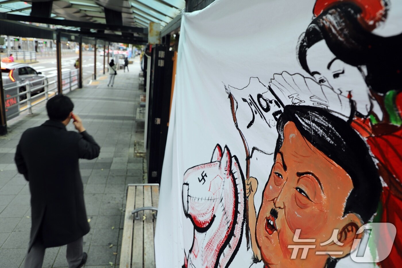 본문 이미지 - 9일 오전 제주시청 버스 정류장에 비상계엄 사태와 윤석열 대통령, 김건희 여사, 한동훈 국민의힘 대표 등을 풍자하는 도내 청년작가들의 풍자화가 걸려있다.2024/12.9/뉴스1 ⓒ News1 고동명 기자