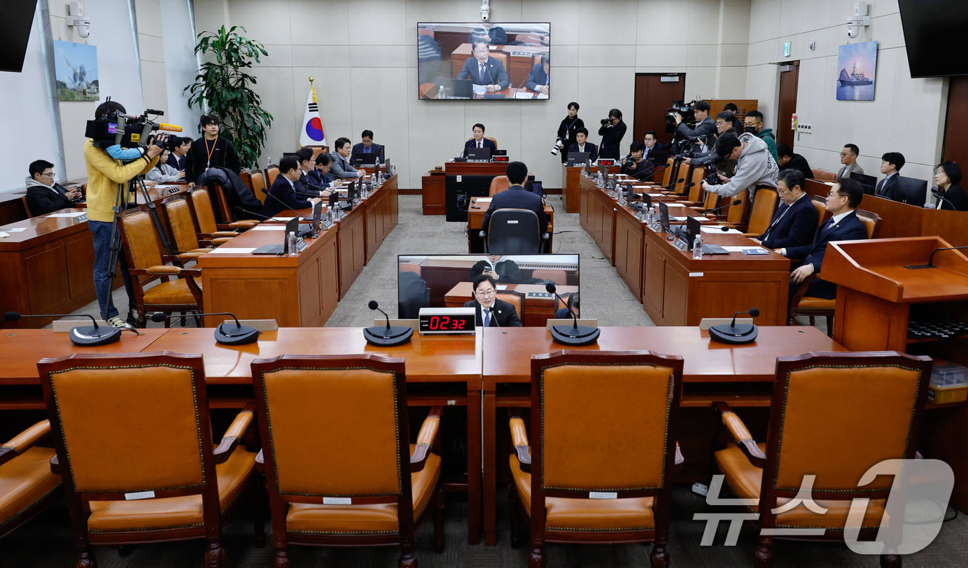 (서울=뉴스1) 안은나 기자 = 성일종 국회 국방위원회 위원장이 9일 오후 서울 여의도 국회에서 국방위 제418회국회(정기회) 제10차 전체회의를 주재하고 있다. 국방위는 오는 1 …