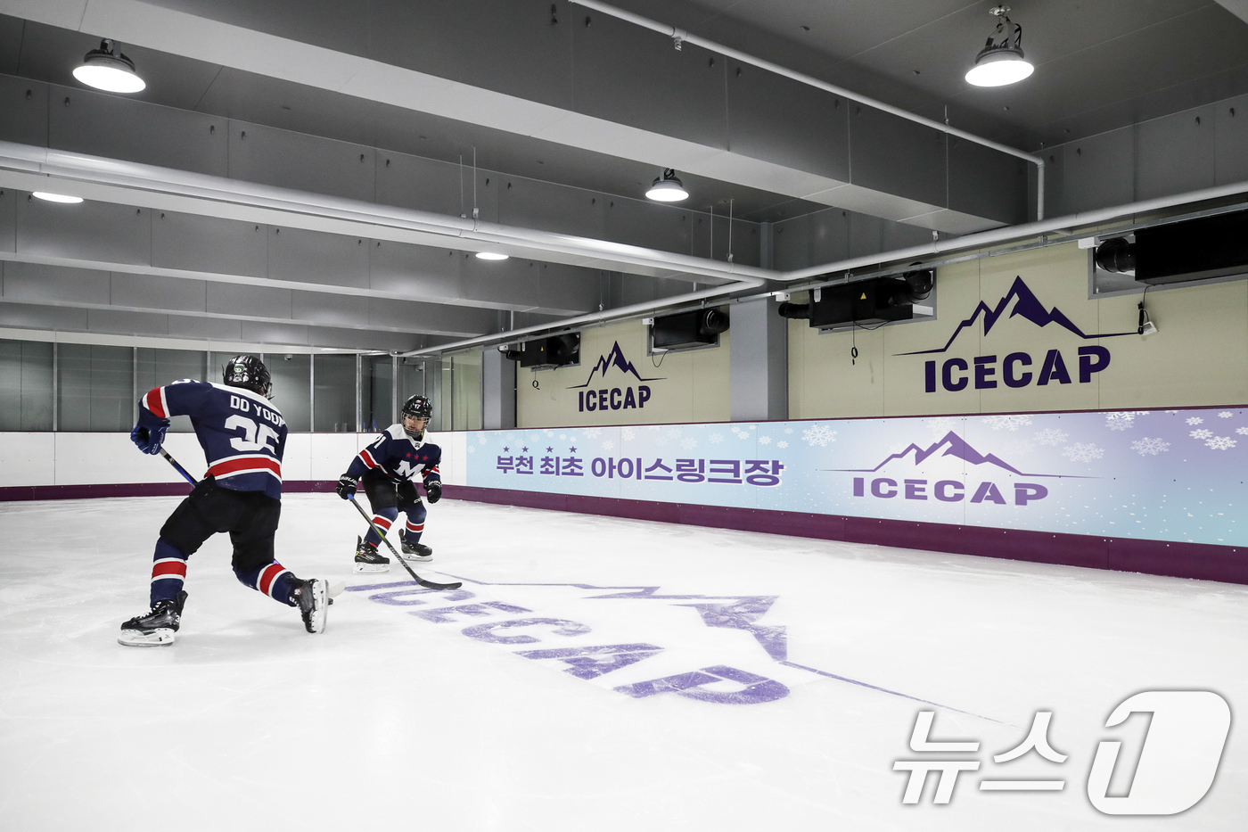 (서울=뉴스1) = 지난 8일 경기 부천시에 아이스링크장 ‘아이스캡’이 개장했다.아이스캡은 미니 링크장으로 설계되었지만, 아이스하키와 피겨 스케이팅 등 전문 선수 준비를 돕기 위한 …