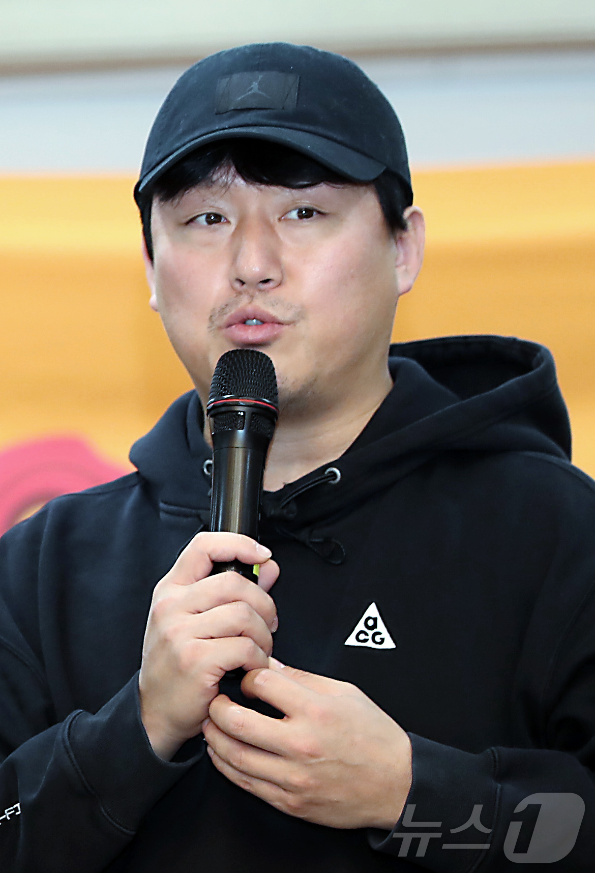 (제주=뉴스1) 오현지 기자 = 배우 김민재가 9일 오후 제주도의회 도민카페에서 열린 제주4·3 영화 '내 이름은' 제작발표 기자회견에서 인사말을 하고 있다.제작사 렛츠필름과 아우 …