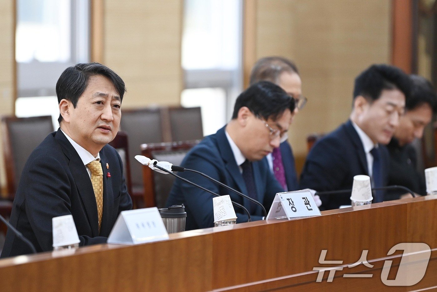 본문 이미지 - 안덕근 산업통상자원부 장관이 지난 9일 정부세종청사 산업부 대회의실에서 열린 &#39;산업통상자원부 확대간부회의&#39;를 주재하고 있다. &#40;산업통상자원부 제공&#41; 2024.12.9/뉴스1