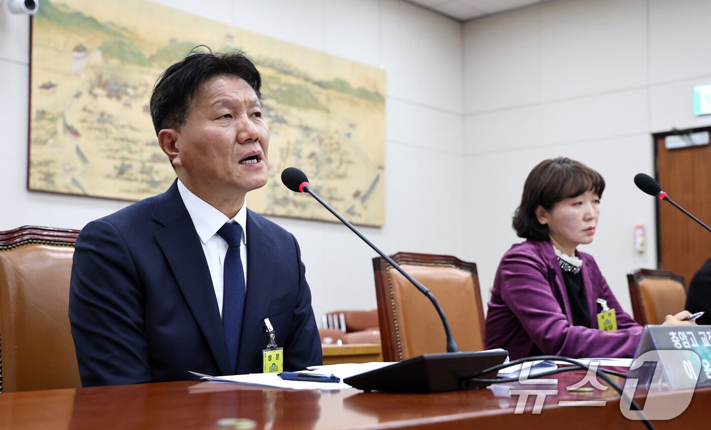 본문 이미지 - 윤석열 대통령과 김용현 전 국방부 장관의 모교인 충암고등학교 이윤찬 교장이 9일 오후 서울 여의도 국회에서 열린 교육위원회 전체회의에 출석해 질의에 답변하고 있다. 2024.12.9/뉴스1 ⓒ News1 구윤성 기자