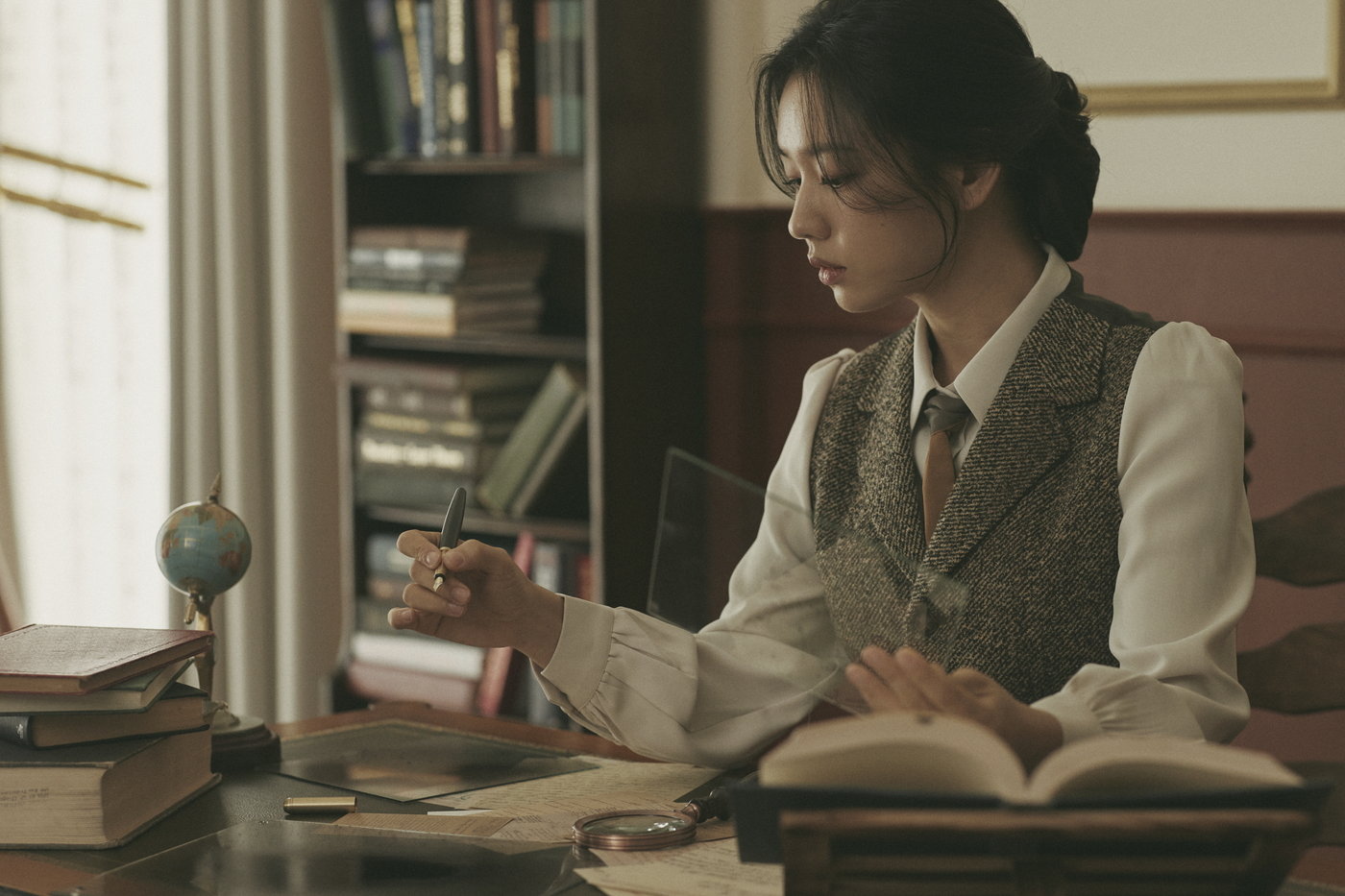 본문 이미지 - 연극 &#39;사일런트 스카이&#39;에서 여성 천문학자 &#39;헨리에타 레빗&#39; 역을 맡은 안은진.&#40;국립극단 제공&#41;